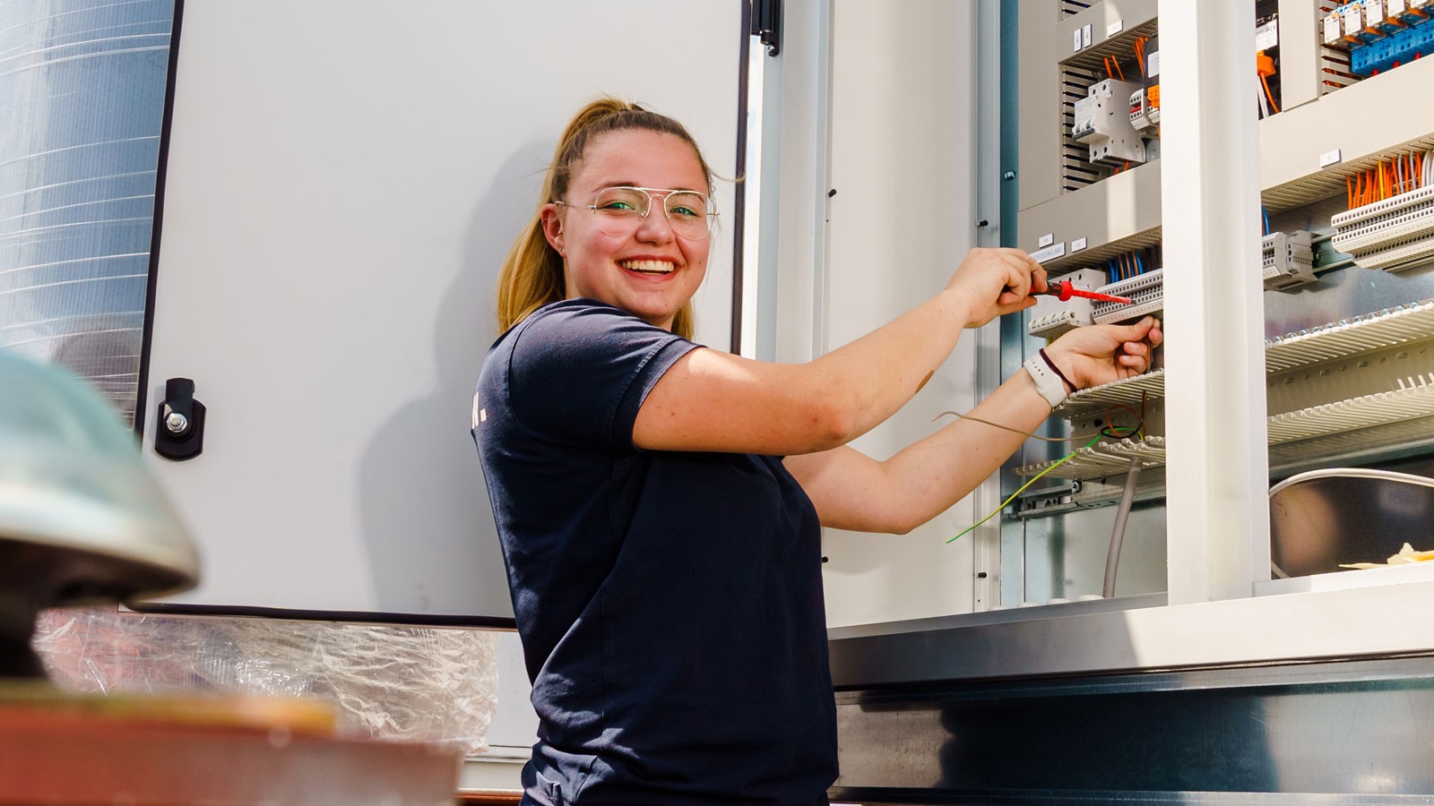 vrouwelijke installateur werkt aan elektrotechnisc