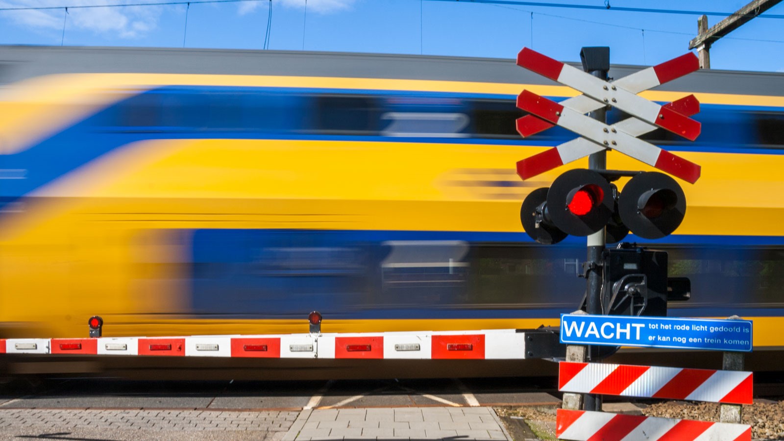 treinovergang met gesloten spoorboom