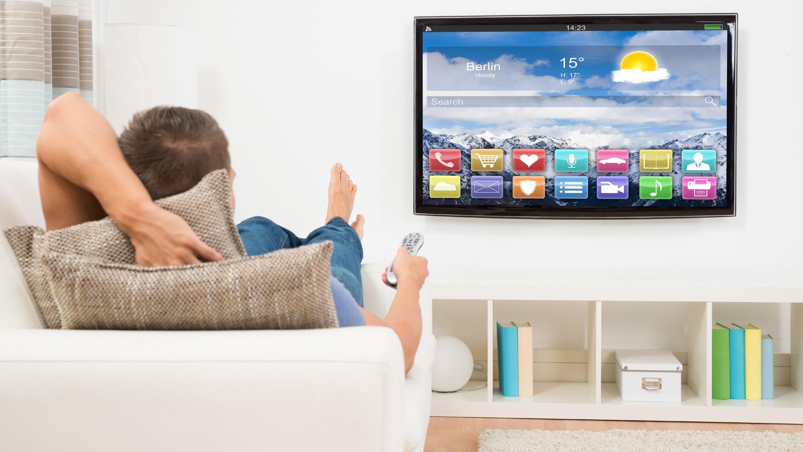 Man kijkt smart tv met apps