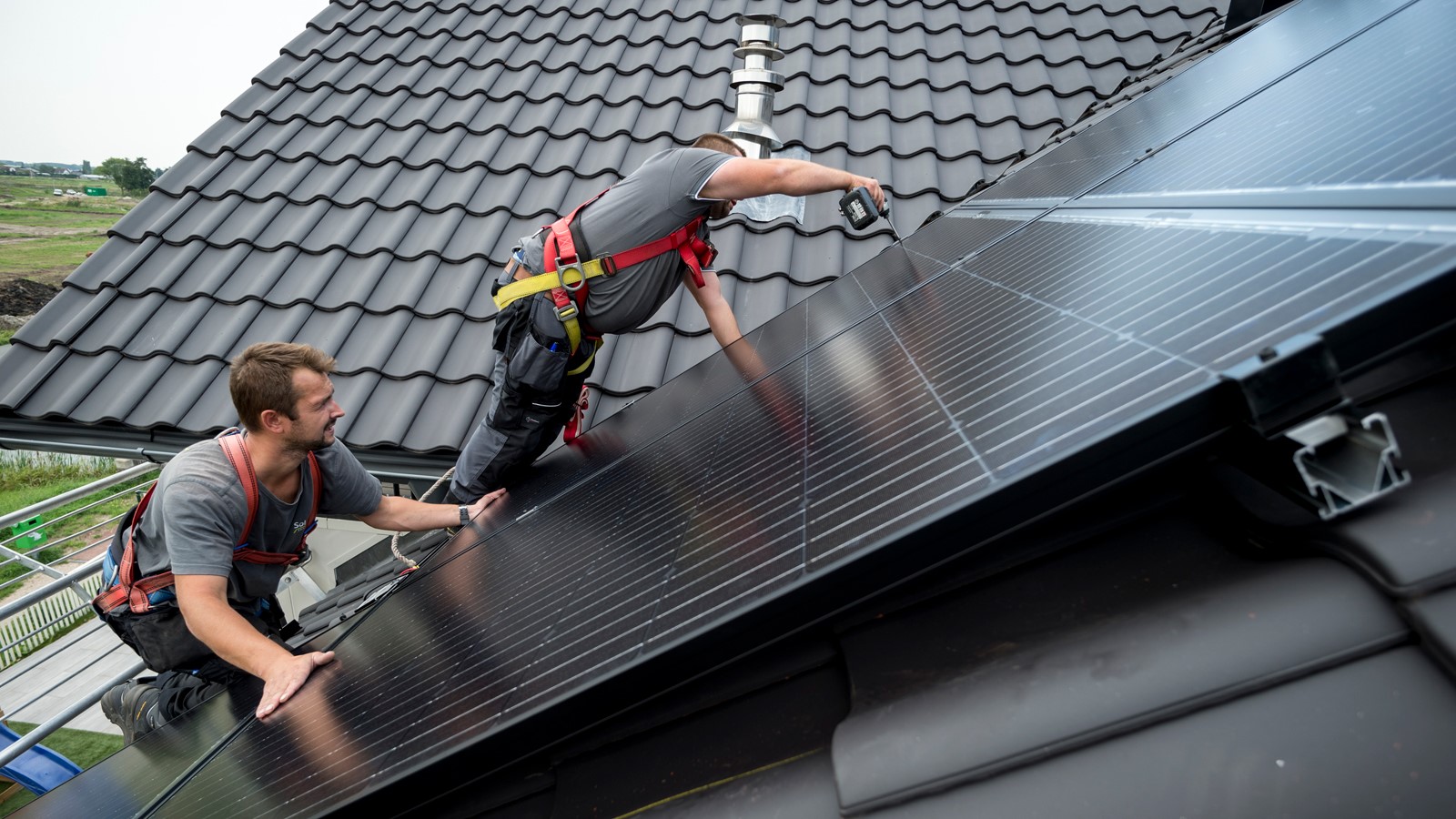 Zonnepanelen-monteren-woning1600